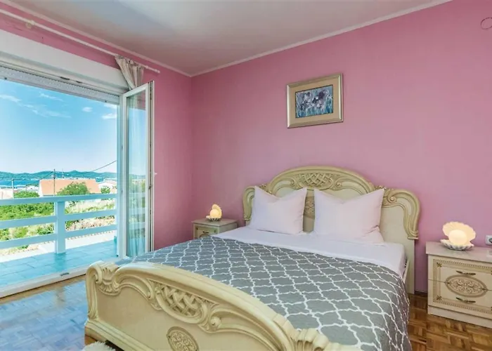 Annamaria Villa *