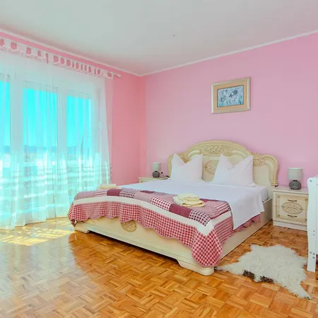 Annamaria Villa *