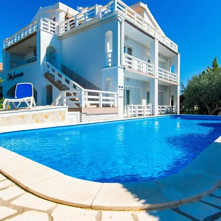 Annamaria Villa *